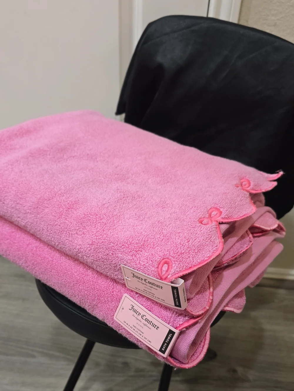 Juicy Couture Home Scalloped Bow Oversized Bath Towel Set- Pink
